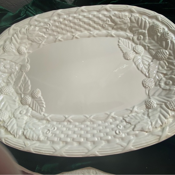 Large 20”x 14” White Stoneware Fruit Basket Serving Plater - Picture 15 of 16